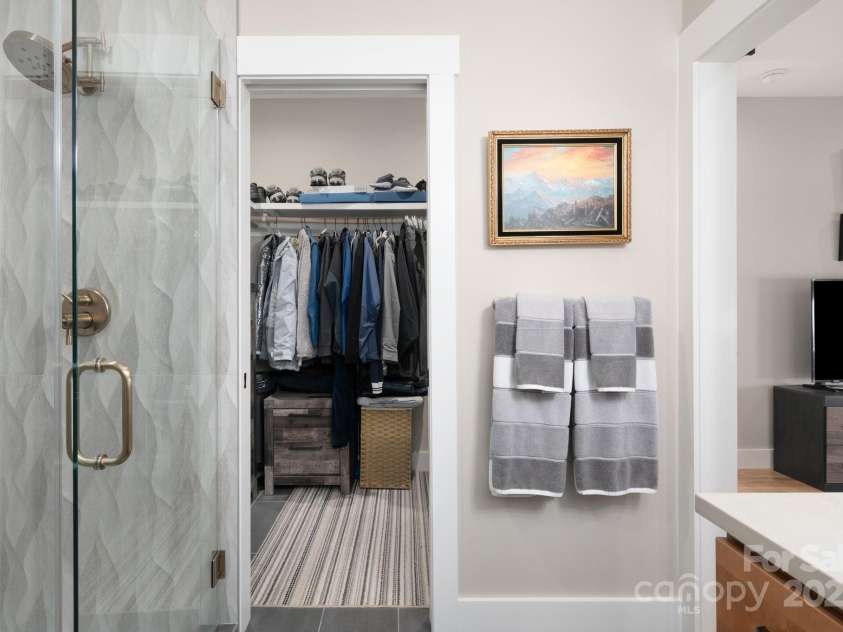 18 Destination Drive, Asheville, NC 28806.  MLS# CAR4305303, YatesRealty ID 4179. 