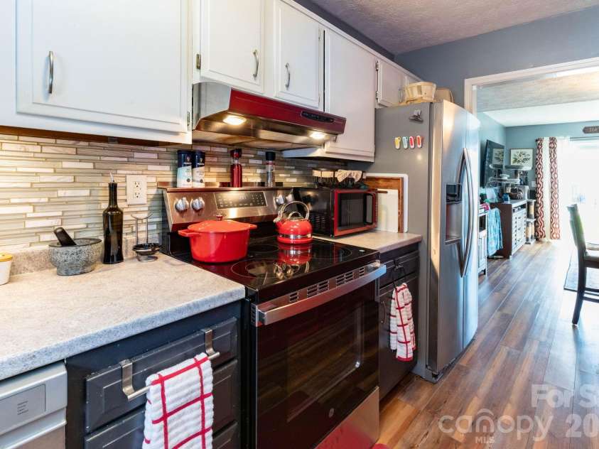 405 Southway Garden Road, Arden, NC 28704.  MLS# CAR4411945, YatesRealty ID 41792. Beautiful Backsplash