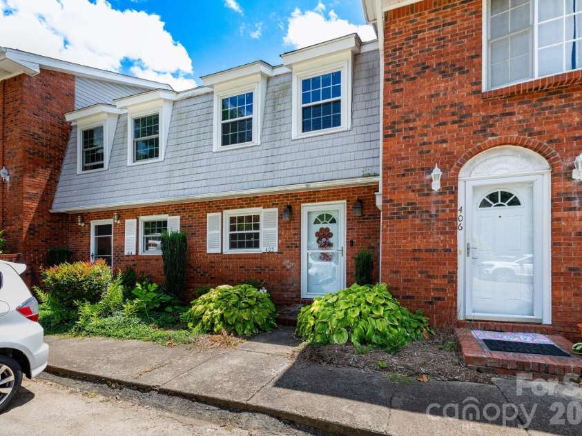 405 Southway Garden Road, Arden, NC 28704.  MLS# CAR4411945, YatesRealty ID 41792. Entry Way