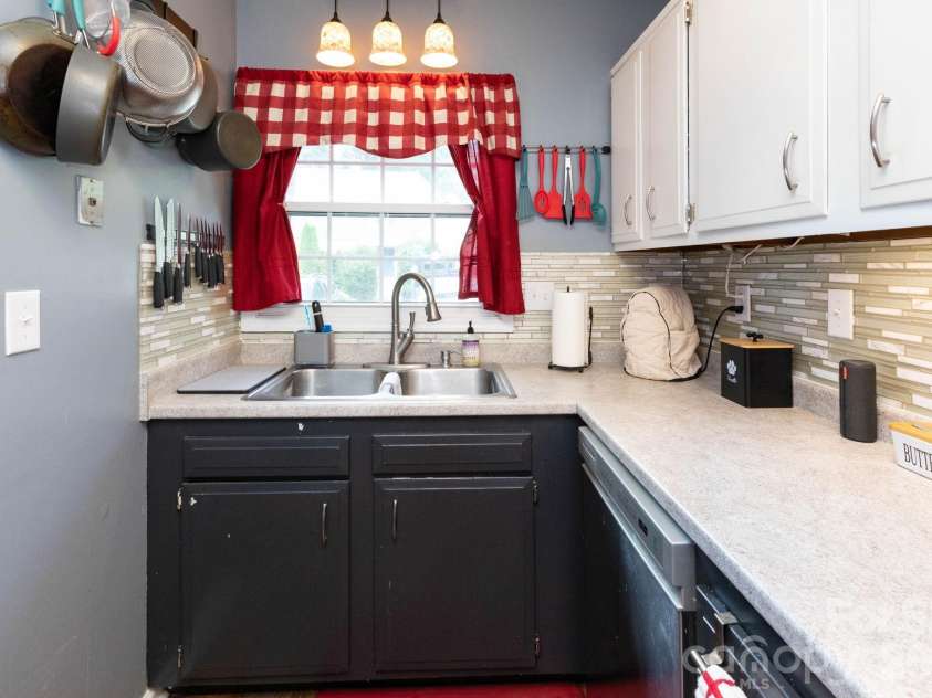 405 Southway Garden Road, Arden, NC 28704.  MLS# CAR4411945, YatesRealty ID 41792. Kitchen