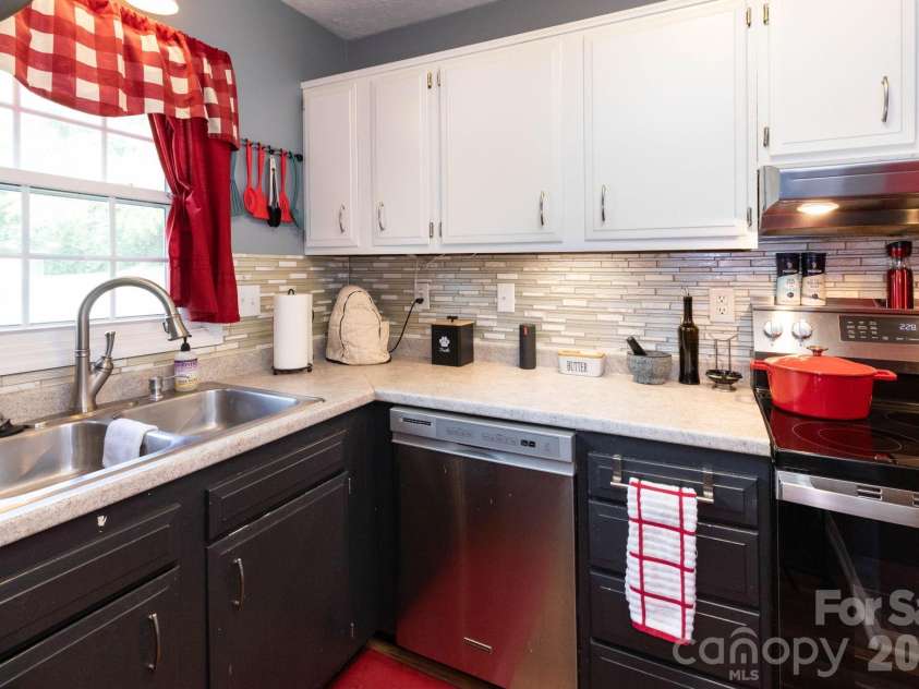 405 Southway Garden Road, Arden, NC 28704.  MLS# CAR4411945, YatesRealty ID 41792. Kitchen Featuring New Appliances