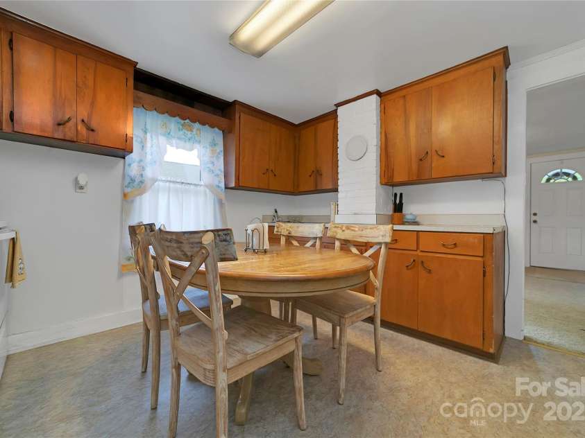 128 Summit Avenue, Brevard, NC 28712.  MLS# CAR4250495, YatesRealty ID 4180. 