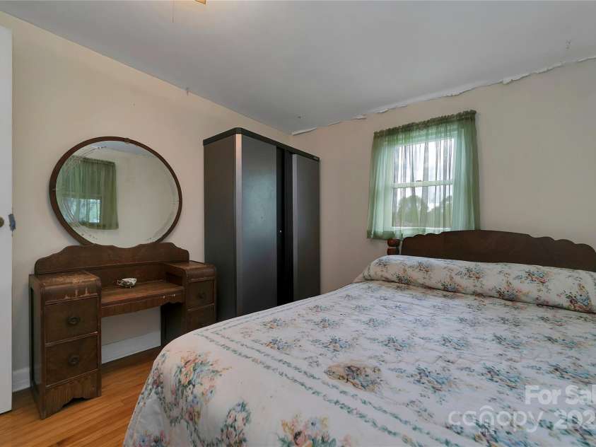 128 Summit Avenue, Brevard, NC 28712.  MLS# CAR4250495, YatesRealty ID 4180. 