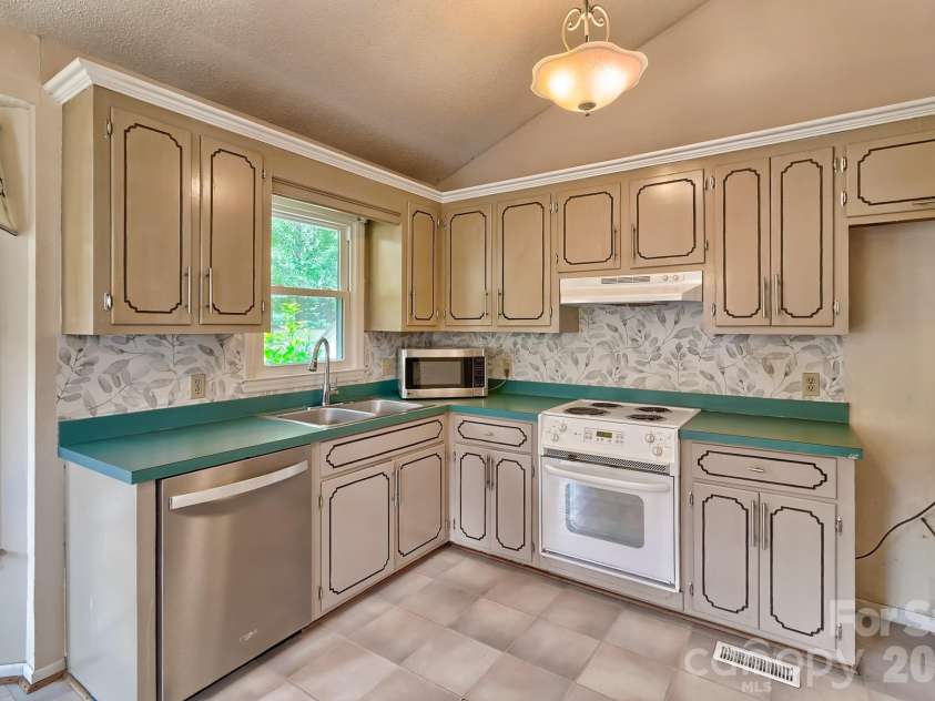 131 Santa Barbara Court, West Columbia, SC 29170.  MLS# CAR4412198, YatesRealty ID 41813. 