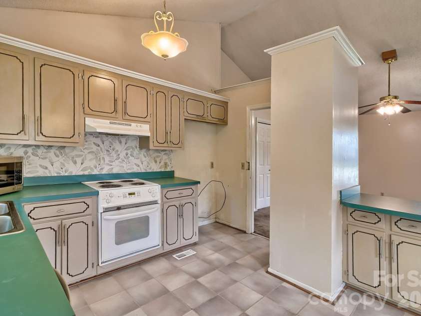 131 Santa Barbara Court, West Columbia, SC 29170.  MLS# CAR4412198, YatesRealty ID 41813. 