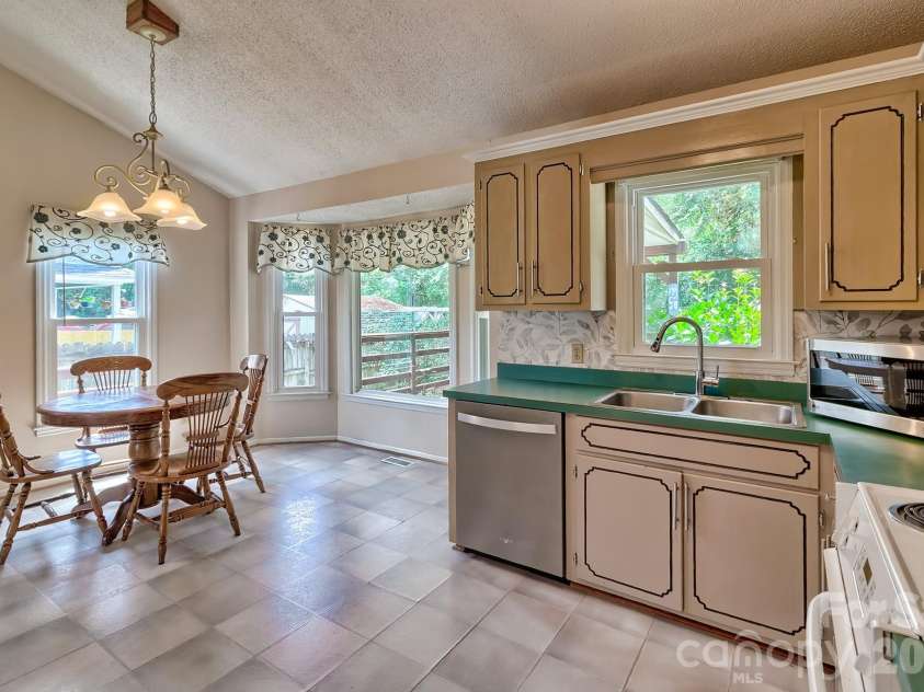 131 Santa Barbara Court, West Columbia, SC 29170.  MLS# CAR4412198, YatesRealty ID 41813. 