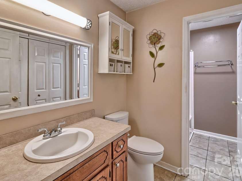 131 Santa Barbara Court, West Columbia, SC 29170.  MLS# CAR4412198, YatesRealty ID 41813. 
