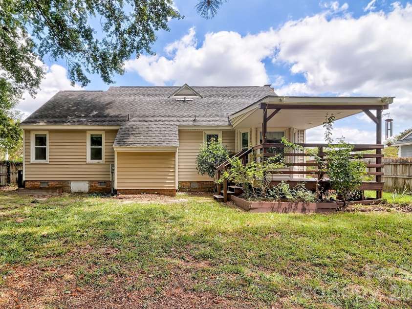 131 Santa Barbara Court, West Columbia, SC 29170.  MLS# CAR4412198, YatesRealty ID 41813. 