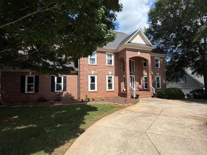 232 40th Avenue Drive, Hickory, NC 28601.  MLS# CAR4411131, YatesRealty ID 41815. Circle drive in front