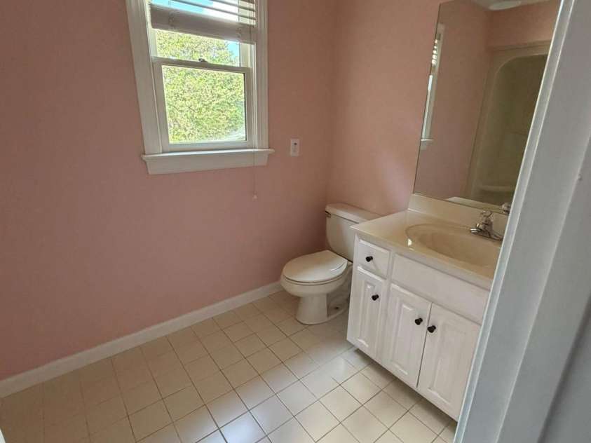 232 40th Avenue Drive, Hickory, NC 28601.  MLS# CAR4411131, YatesRealty ID 41815. Large bath rooms