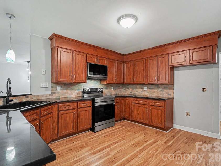 502 Cedarwood Drive, Monroe, NC 28112.  MLS# CAR4405782, YatesRealty ID 41817. Beautiful Kitchen