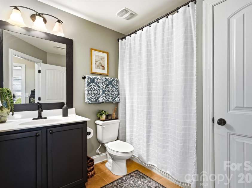 192 Aztec Circle, Mooresville, NC 28117.  MLS# CAR4407616, YatesRealty ID 41822. Guest Bath