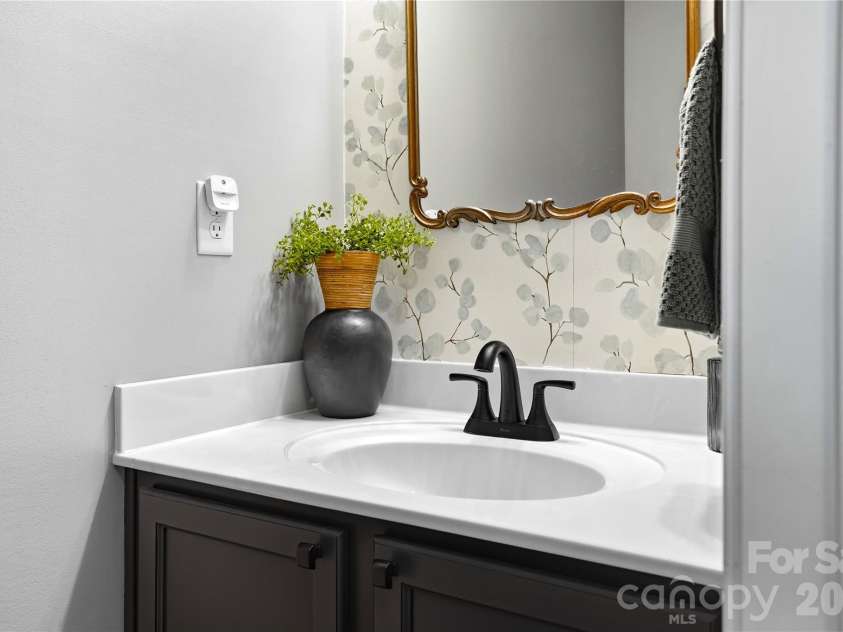 192 Aztec Circle, Mooresville, NC 28117.  MLS# CAR4407616, YatesRealty ID 41822. Halfbath