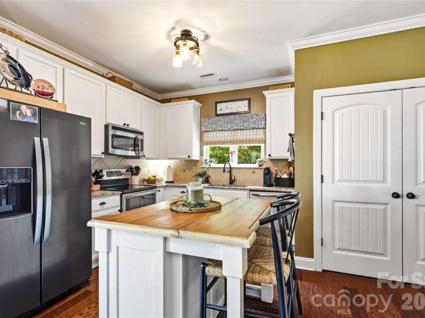 192 Aztec Circle, Mooresville, NC 28117.  MLS# CAR4407616, YatesRealty ID 41822. Kitchen