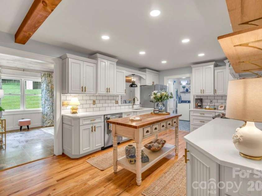 165 Leighway Lane, Banner Elk, NC 28604.  MLS# CAR4409555, YatesRealty ID 41826. 