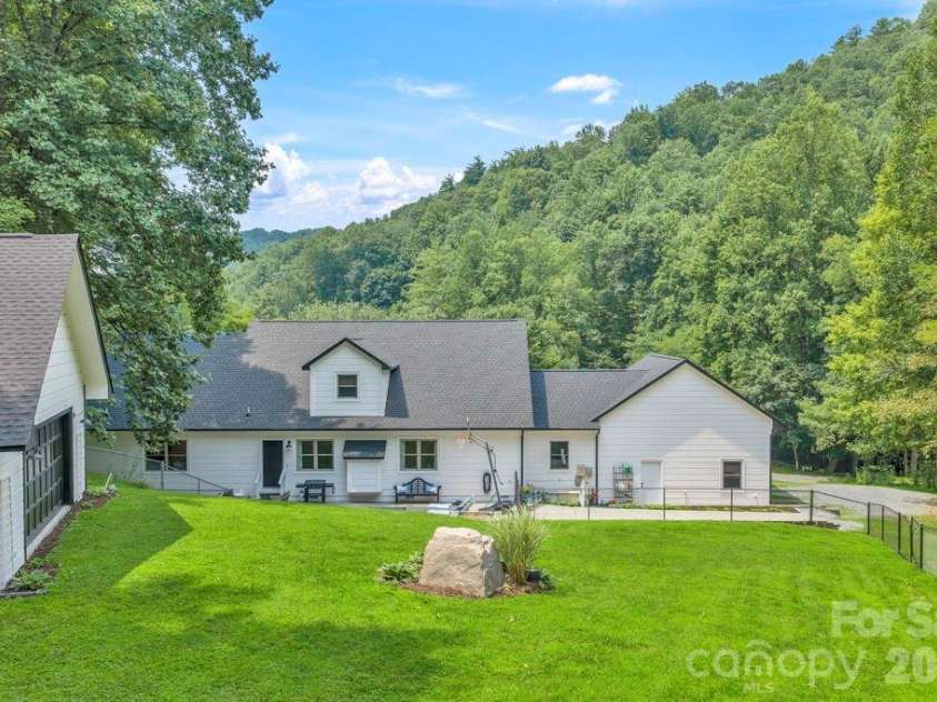 165 Leighway Lane, Banner Elk, NC 28604.  MLS# CAR4409555, YatesRealty ID 41826. Fenced back yard