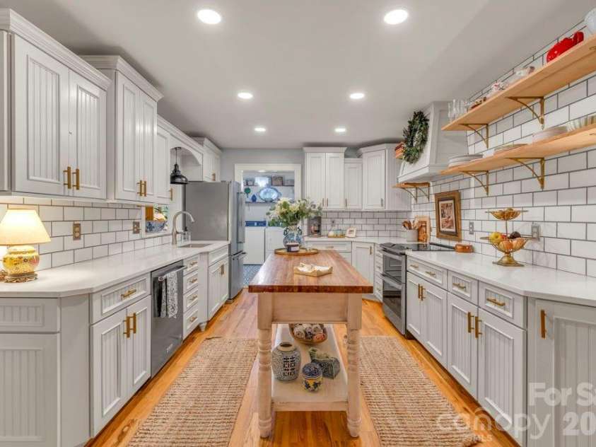 165 Leighway Lane, Banner Elk, NC 28604.  MLS# CAR4409555, YatesRealty ID 41826. Kitchen