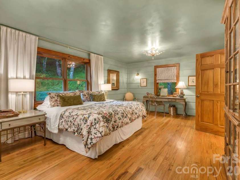 165 Leighway Lane, Banner Elk, NC 28604.  MLS# CAR4409555, YatesRealty ID 41826. Primary bedroom main level