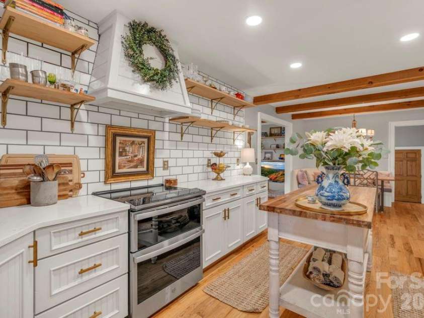 165 Leighway Lane, Banner Elk, NC 28604.  MLS# CAR4409555, YatesRealty ID 41826. Updated kitchen