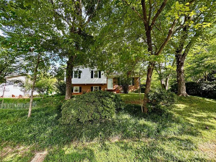 7200 Woodstock Drive, Charlotte, NC 28210.  MLS# CAR4412072, YatesRealty ID 41827. 
