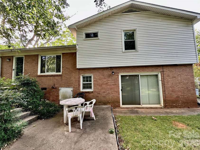 7200 Woodstock Drive, Charlotte, NC 28210.  MLS# CAR4412072, YatesRealty ID 41827. 
