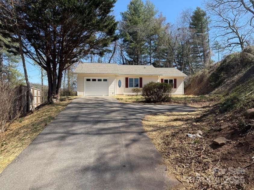 125 Dearmin Terrace, Franklin, NC 28734.  MLS# CAR4238822, YatesRealty ID 4183. 