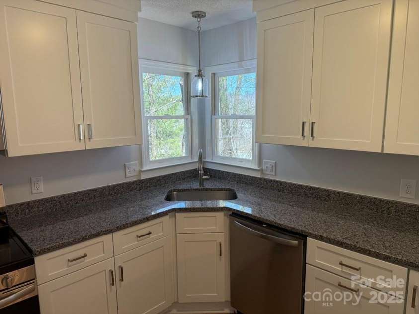 125 Dearmin Terrace, Franklin, NC 28734.  MLS# CAR4238822, YatesRealty ID 4183. 