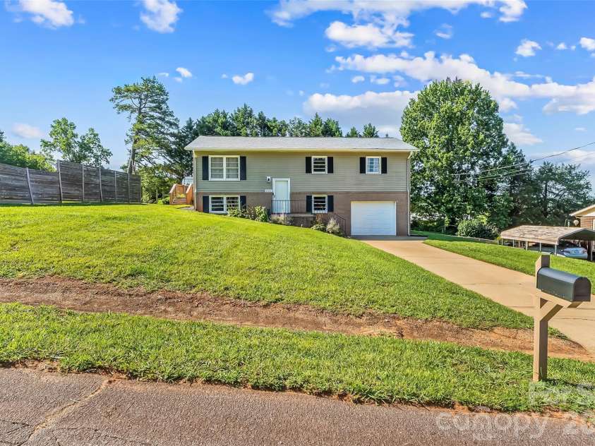 4405 Landing Court, Hickory, NC 28602.  MLS# CAR4409127, YatesRealty ID 41830. 