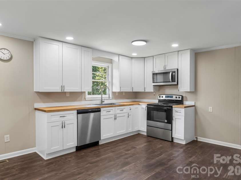 4405 Landing Court, Hickory, NC 28602.  MLS# CAR4409127, YatesRealty ID 41830. 