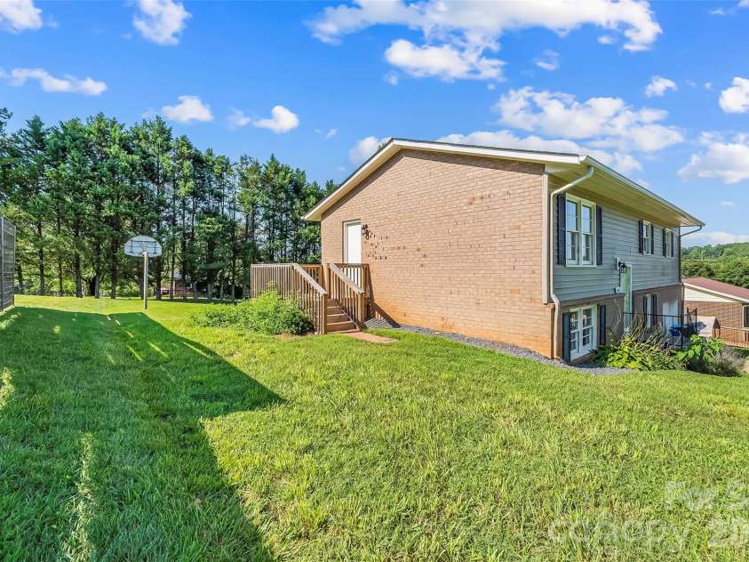 4405 Landing Court, Hickory, NC 28602.  MLS# CAR4409127, YatesRealty ID 41830. 