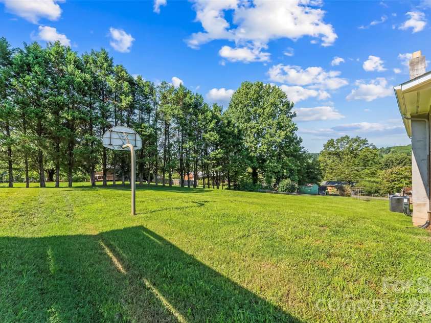 4405 Landing Court, Hickory, NC 28602.  MLS# CAR4409127, YatesRealty ID 41830. 