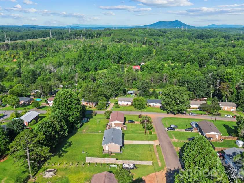 4405 Landing Court, Hickory, NC 28602.  MLS# CAR4409127, YatesRealty ID 41830. 