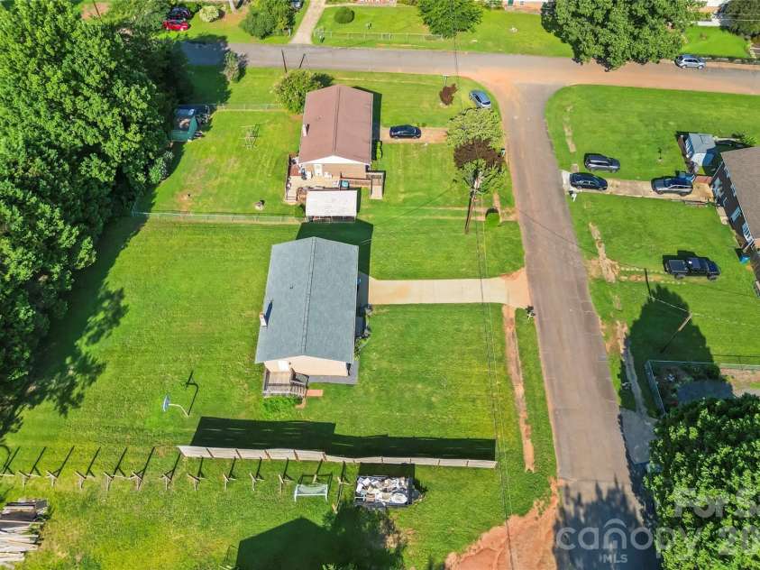 4405 Landing Court, Hickory, NC 28602.  MLS# CAR4409127, YatesRealty ID 41830. 