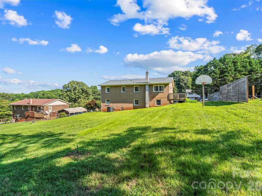 4405 Landing Court, Hickory, NC 28602.  MLS# CAR4409127, YatesRealty ID 41830. Back yard goals