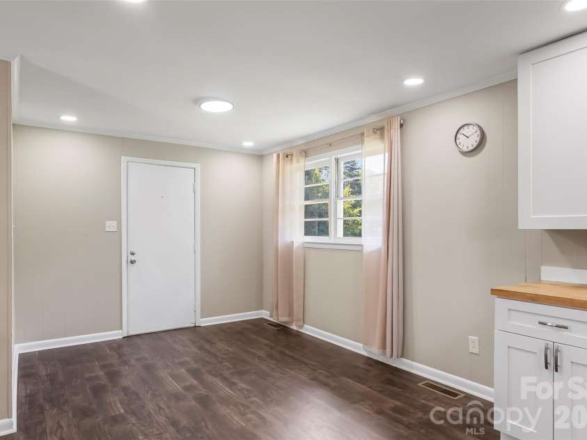 4405 Landing Court, Hickory, NC 28602.  MLS# CAR4409127, YatesRealty ID 41830. Eat in Kitchen / Dining