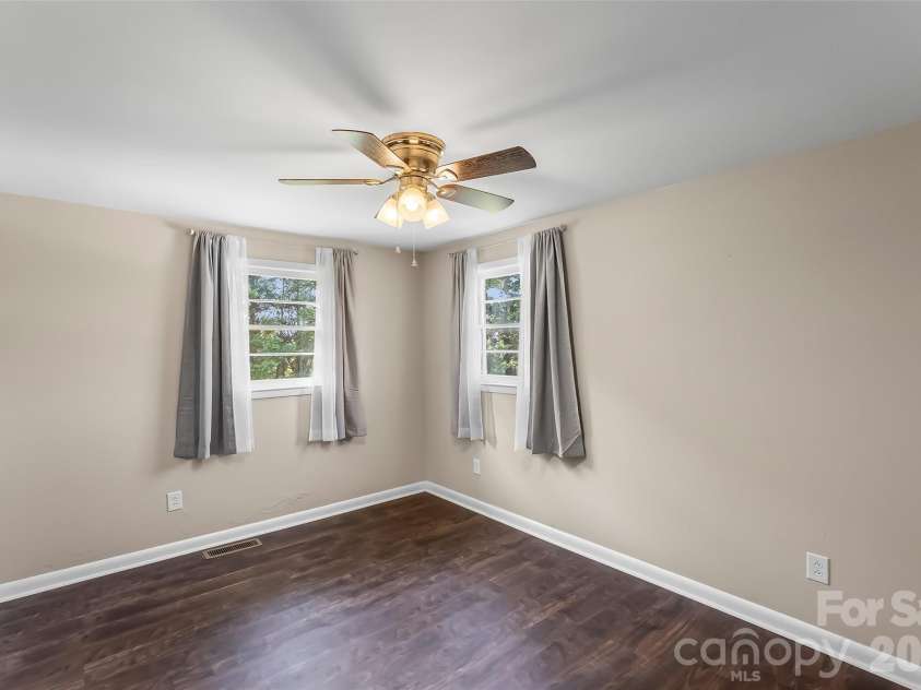 4405 Landing Court, Hickory, NC 28602.  MLS# CAR4409127, YatesRealty ID 41830. Master Bedroom