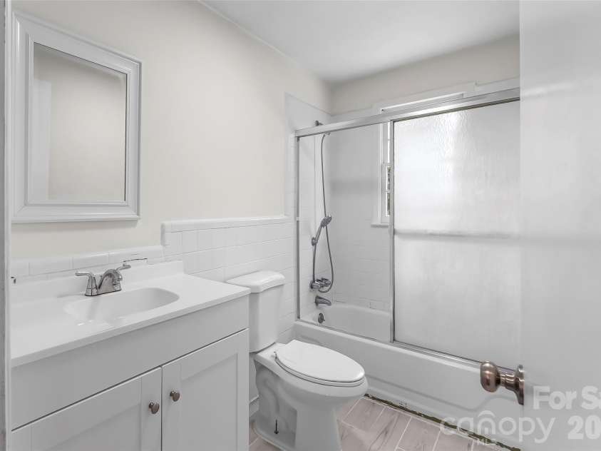 4405 Landing Court, Hickory, NC 28602.  MLS# CAR4409127, YatesRealty ID 41830. Primary Bath