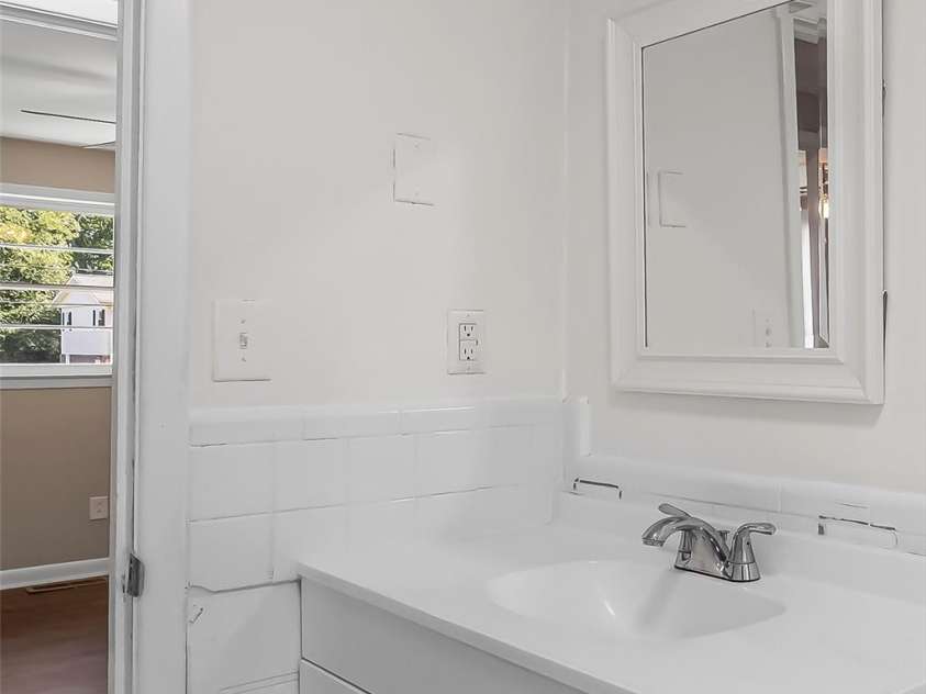 4405 Landing Court, Hickory, NC 28602.  MLS# CAR4409127, YatesRealty ID 41830. Primary Bath