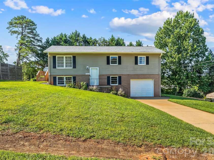 4405 Landing Court, Hickory, NC 28602.  MLS# CAR4409127, YatesRealty ID 41830. WELCOME HOME