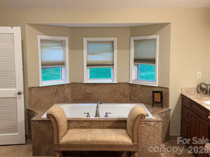 412 Brackenbury Lane, Charlotte, NC 28270.  MLS# CAR4409953, YatesRealty ID 41836. Master Bath 2