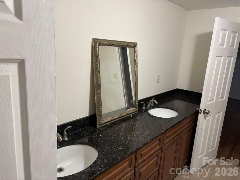 412 Brackenbury Lane, Charlotte, NC 28270.  MLS# CAR4409953, YatesRealty ID 41836. Upstairs Bath2