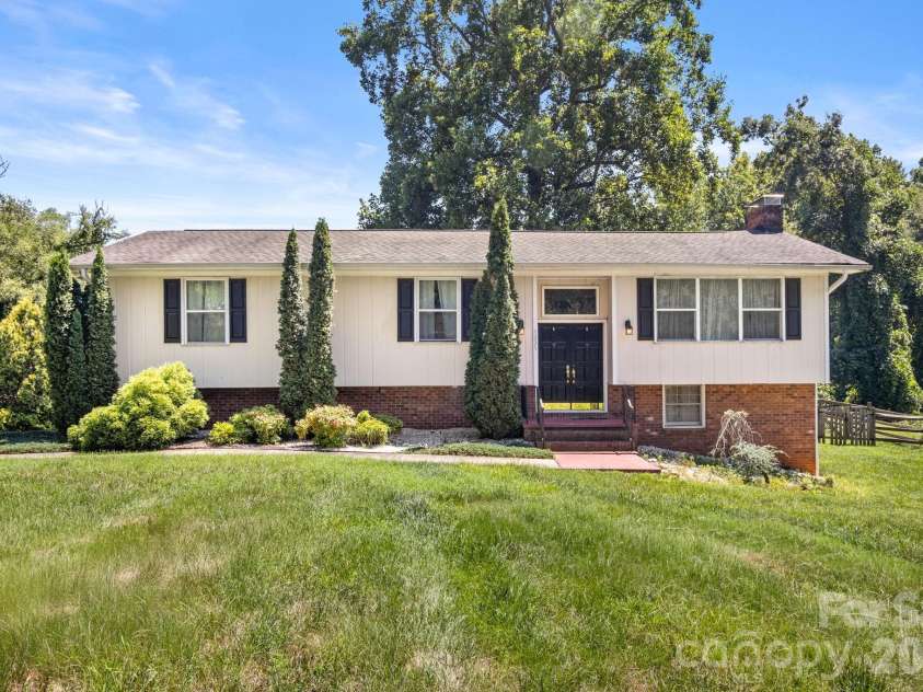 5225 Wolfe Road, Hickory, NC 28601.  MLS# CAR4406711, YatesRealty ID 41840. 