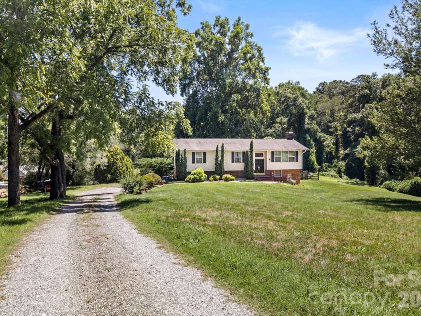 5225 Wolfe Road, Hickory, NC 28601.  MLS# CAR4406711, YatesRealty ID 41840. 