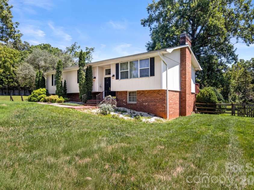 5225 Wolfe Road, Hickory, NC 28601.  MLS# CAR4406711, YatesRealty ID 41840. 