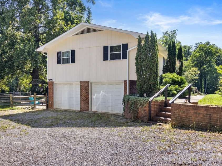 5225 Wolfe Road, Hickory, NC 28601.  MLS# CAR4406711, YatesRealty ID 41840. 