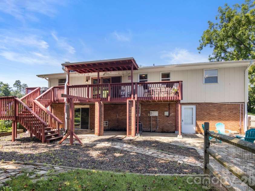 5225 Wolfe Road, Hickory, NC 28601.  MLS# CAR4406711, YatesRealty ID 41840. 