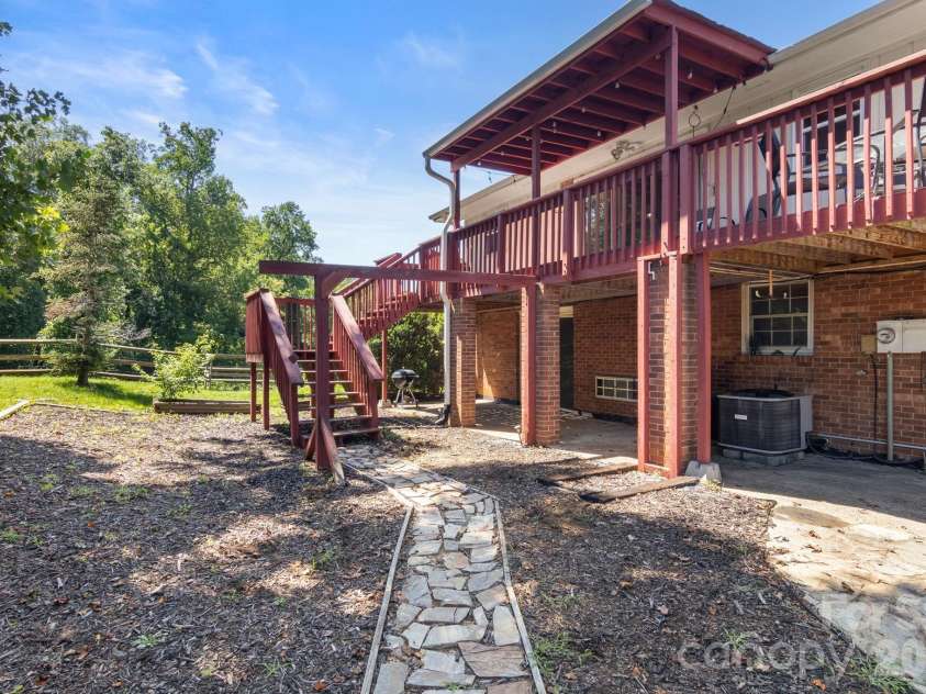 5225 Wolfe Road, Hickory, NC 28601.  MLS# CAR4406711, YatesRealty ID 41840. 