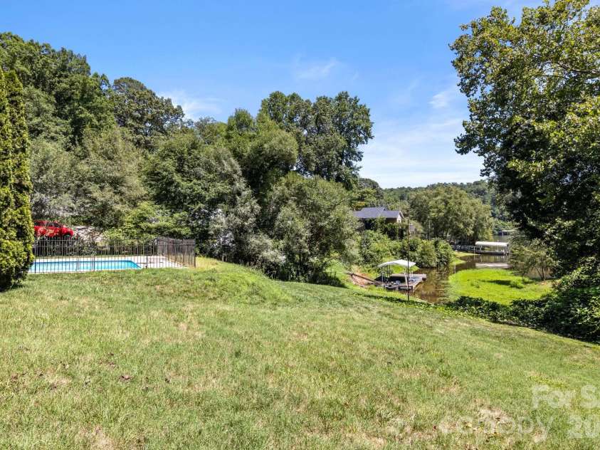 5225 Wolfe Road, Hickory, NC 28601.  MLS# CAR4406711, YatesRealty ID 41840. 