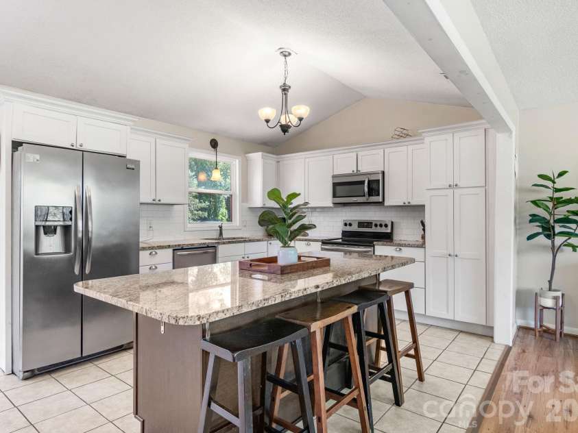 5225 Wolfe Road, Hickory, NC 28601.  MLS# CAR4406711, YatesRealty ID 41840. 