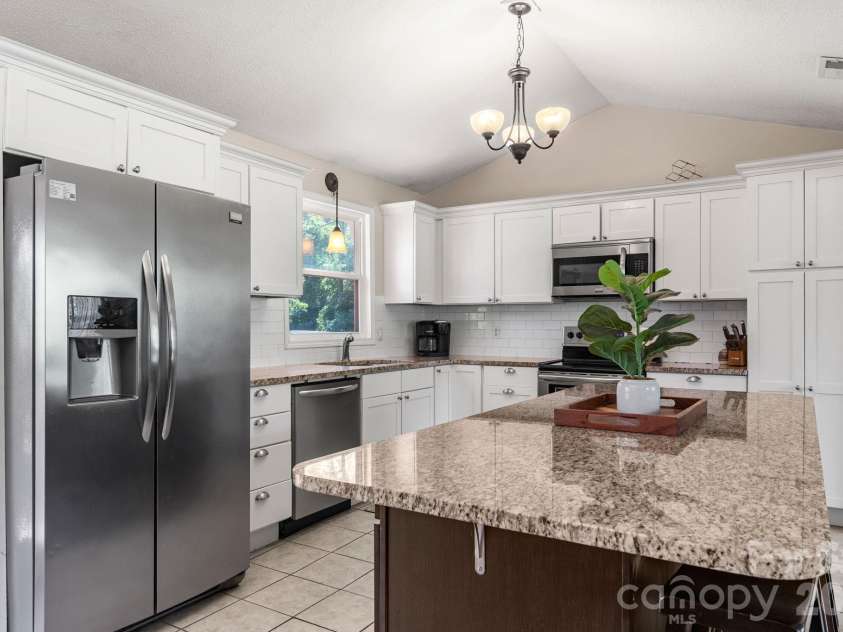 5225 Wolfe Road, Hickory, NC 28601.  MLS# CAR4406711, YatesRealty ID 41840. 